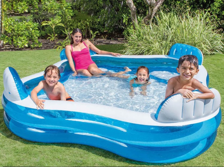 piscina con asientos