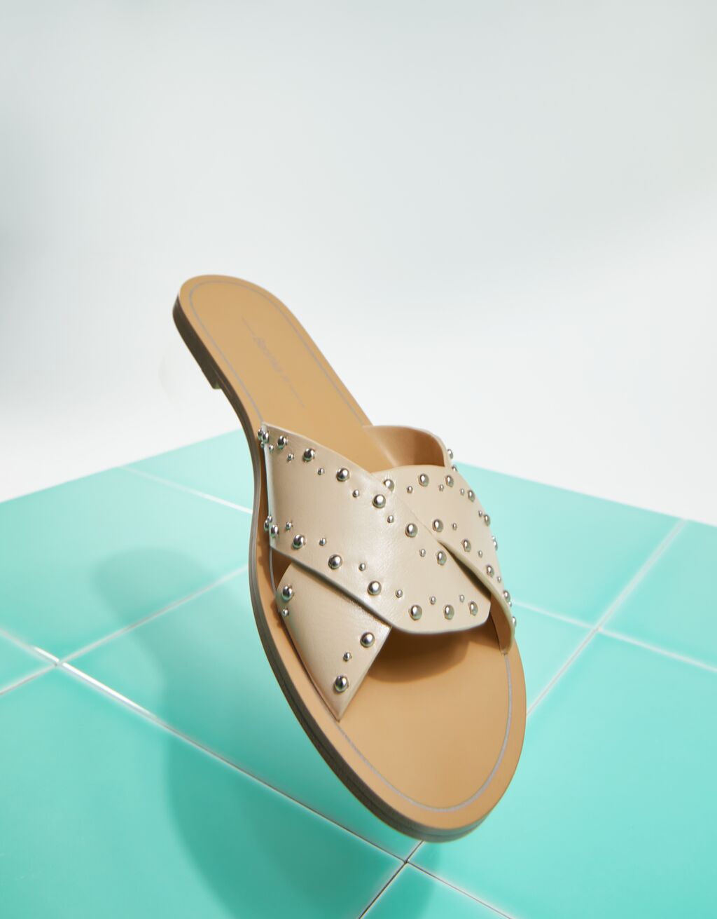sandalia tachuelas bershka
