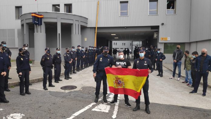 Ángel posa con la bandera de España tras salir de la Policía Nacional