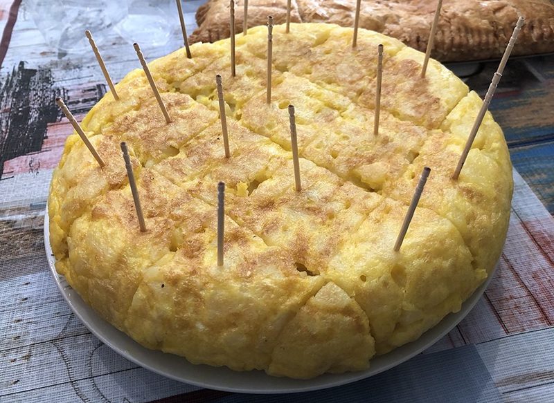 CONTINUANDO CON LA PREPARACIÓN DE LA TORTILLA DE PATATAS SIN HUEVO