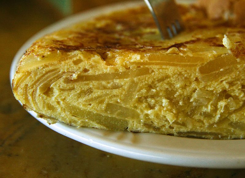 Cómo hacer una tortilla de patatas sin huevo que supera a la original