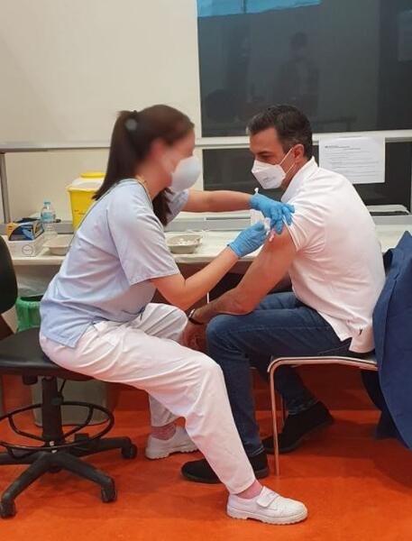 Sánchez recibe la primera dosis de la vacuna contra el Covid