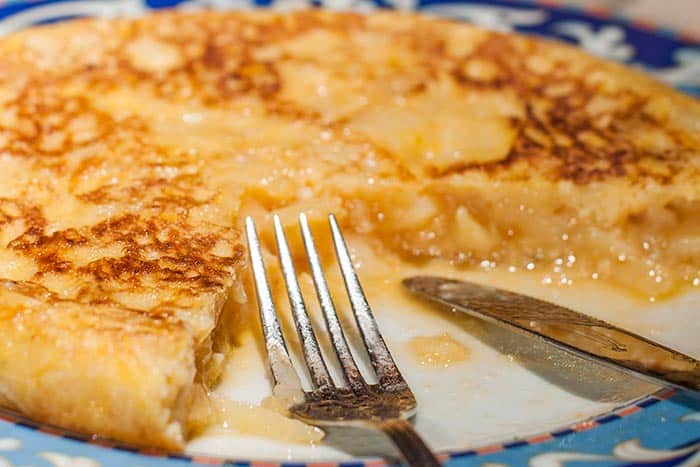 Cómo batir los huevos para conseguir una tortilla de patatas cremosa