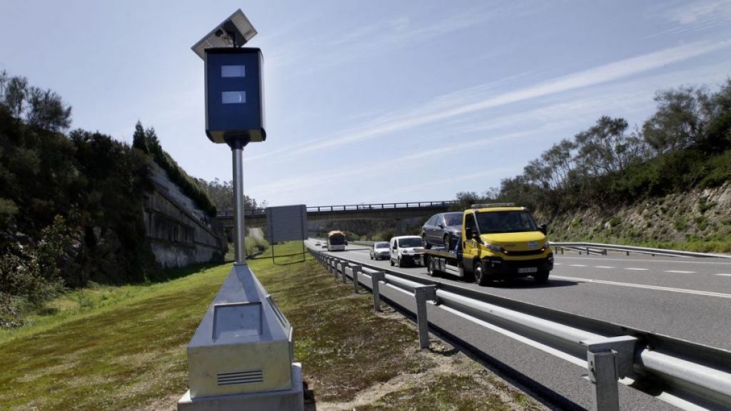 DGT: lo que debes saber de los nuevos radares para evitar multas 2 Moncloa Radares de pórtico y de poste