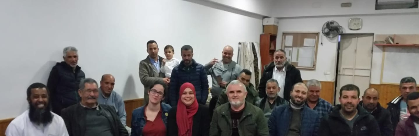Najat Driouech Ben Moussa, con el hiyab rojo, en un mitin con hombres