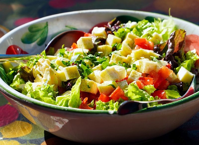 PREPARACIÓN DE LAS PATATAS EN LA ENSALADA CAMPERA