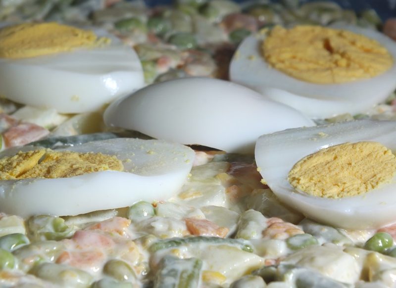 Ensaladilla rusa: ¿Cuántos huevos duros hay que usar por persona?