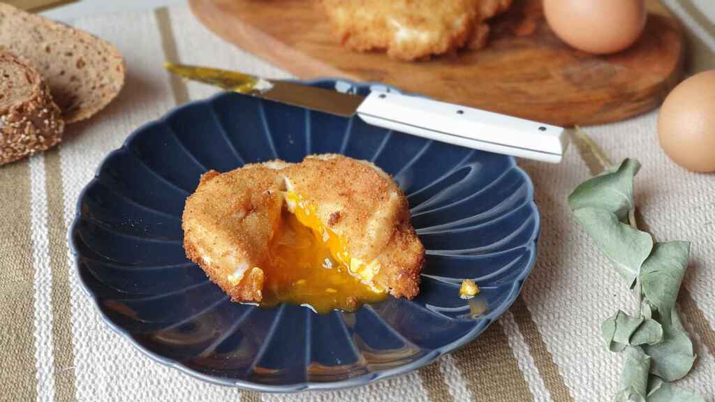 Así se hacen las croquetas de huevos fritos