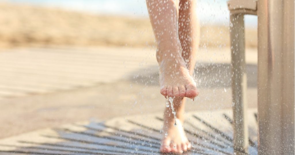 ¿Cómo podemos quitarnos la arena de la playa de nuestros pies?