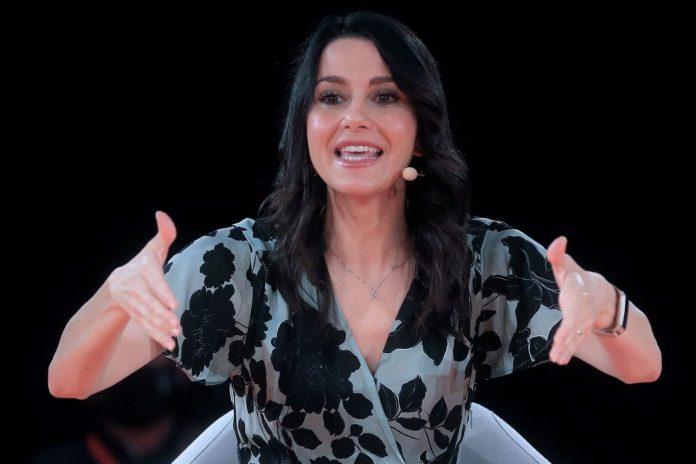 Inés Arrimadas, líder de Ciudadanos, se aferra a su silla