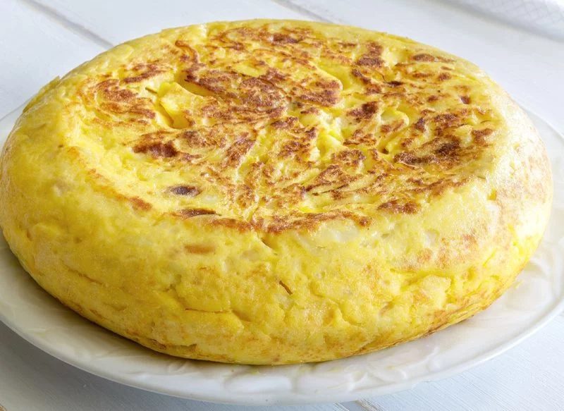 TORTILLA DE MERCADONA CON BOINA RELLENA DE JAMÓN Y QUESO