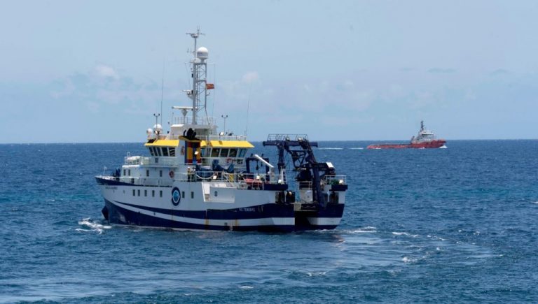 El buque Ángeles Alvariño desarrolla un estudio de hábitats en la bahía de La Herradura