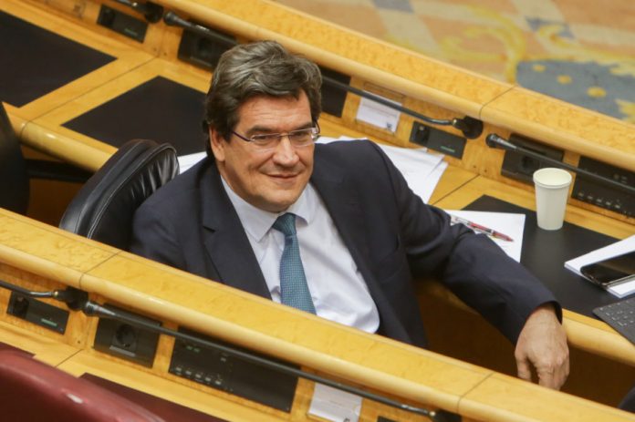 José Luis Escrivá, ministro de la Seguridad Social, esconde el recorte de las pensiones
