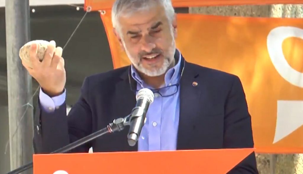 Carlos Carrizosa, líder de Ciudadanos, con una piedra en la mano