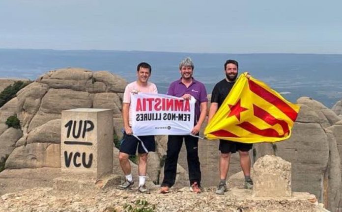 Isaac Peraire, con la bandera independentista en Montserrat