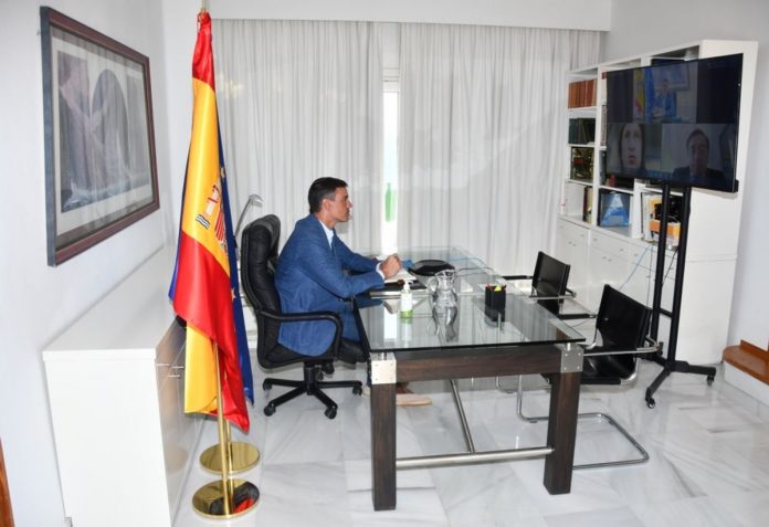 Pedro Sánchez, en La Mareta con sus alpargatas con el traje