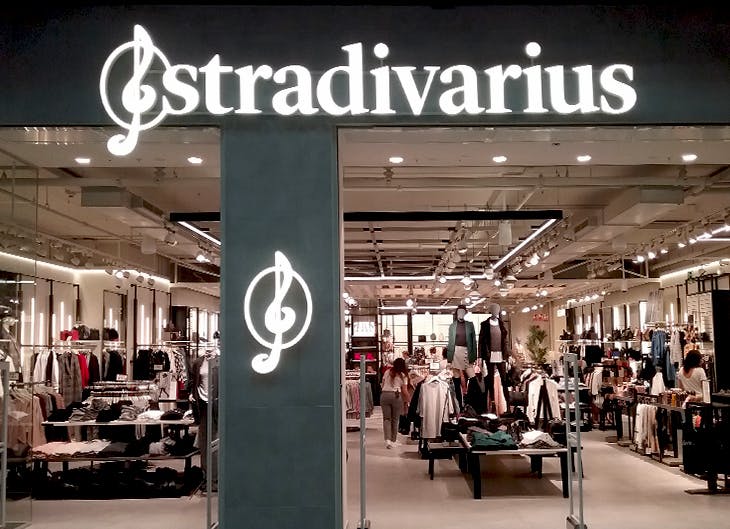 Stradivarius: el vestido lencero con mucho rollo que solo cuesta 15,99 euros