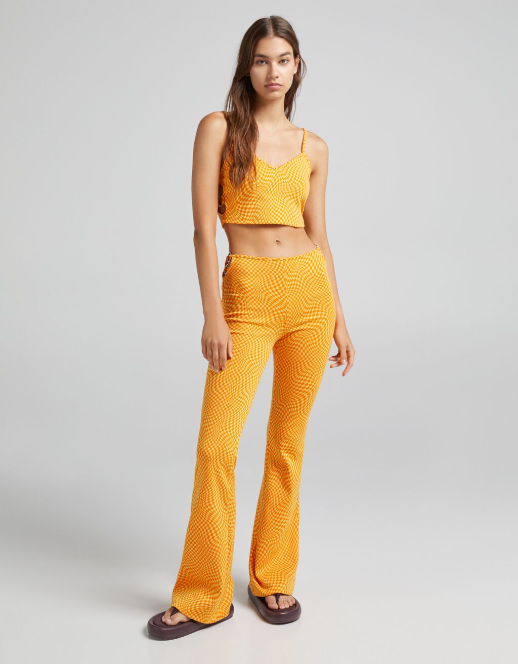 traje amarillo tirantes