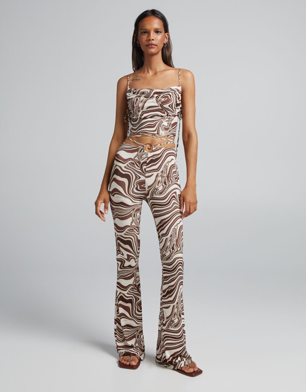 traje bershka estampado