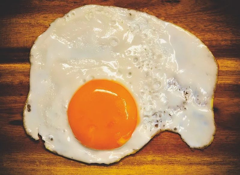 CÓMO EVITAR QUE EL ACEITE SALTE AL PREPARAR EL HUEVO FRITO COMO DABIZ MUÑOZ