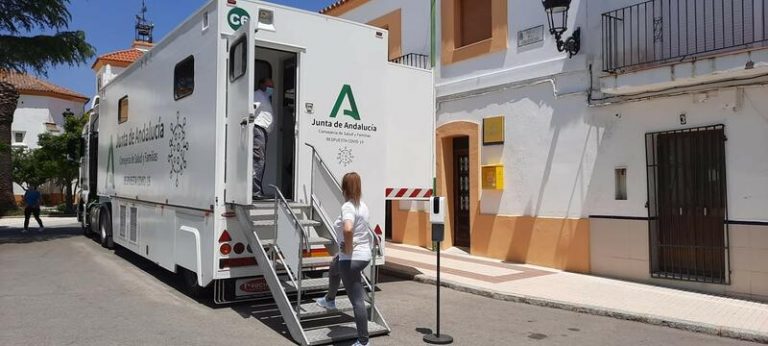 Andalucía registra 680 positivos, 27 muertes y su tasa es 139,2