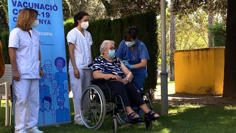 Cataluña empieza a administrar dosis adicionales de la vacuna en residencias