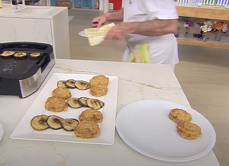 SIRVE EL PLATO DE ARGUIÑANO