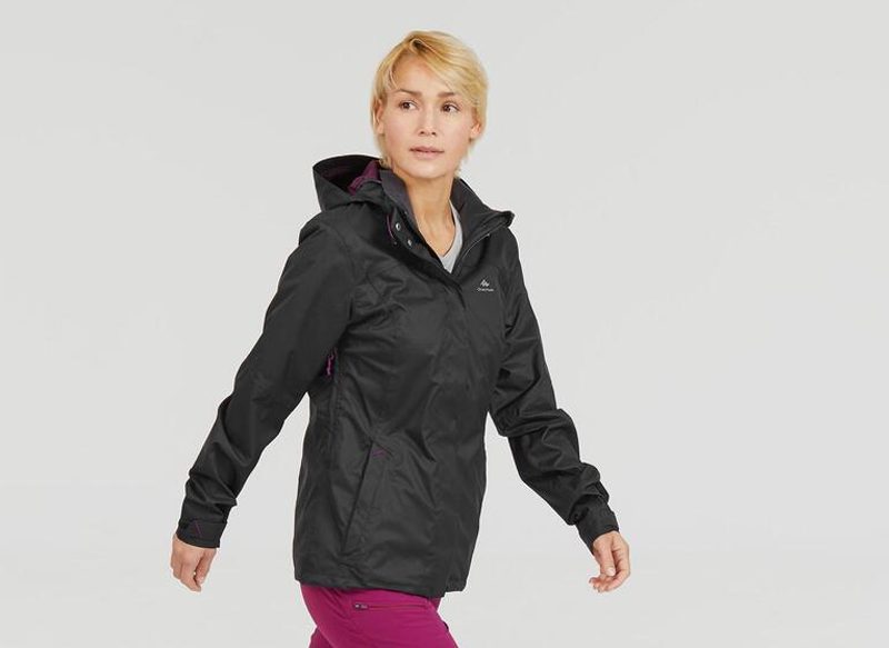 CHAQUETA IMPERMEABLE QUECHUA MH100 DE MUJER, DISPONIBLE EN DECATHLON