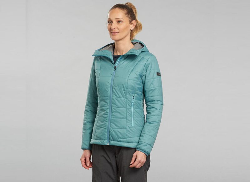 CHAQUETA ACOLCHADA DE MUJER FORCLAZ TREK 100, DISPONIBLE EN DECATHLON