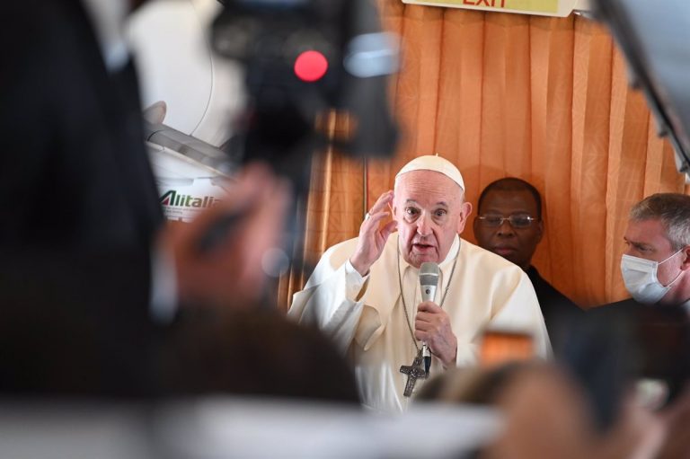 El Papa dice que el aborto es «un asesinato» pero critica a los obispos que piden excomulgar a Biden