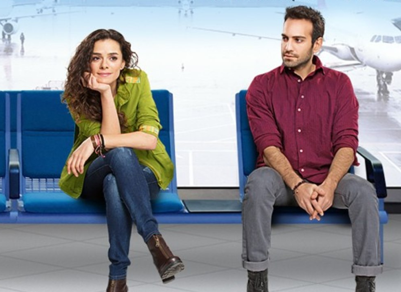 UNA COMEDIA ROMÁNTICA CON UN TONO SIMILAR A LOVE IS IN THE AIR