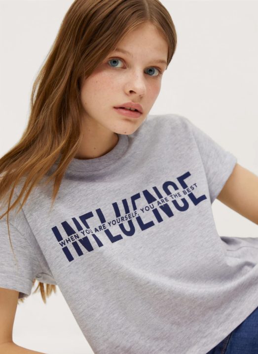 camiseta gris