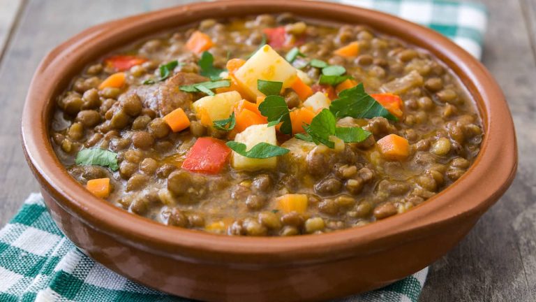 Lentejas guisadas: La receta de la abuela que está para chuparse los dedos