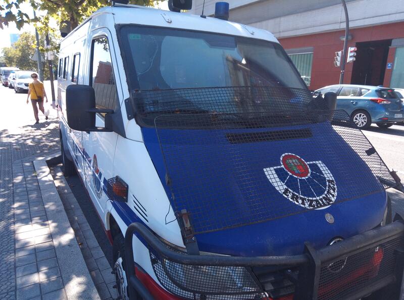 Detenidos tres jóvenes en Bilbao por lanzar objetos contra la policía y cruzar contenedores