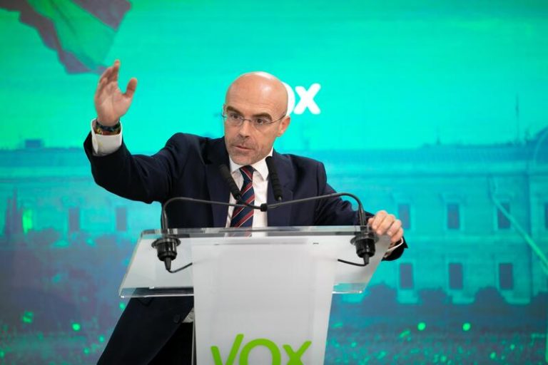 Vox ofrece apoyo a Casado para «desarbolar» las autonomías y leyes LGTBi y de memoria