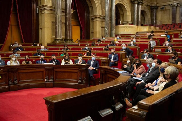 El Parlament defiende que el Govern impulse una ley audiovisual para proteger el catalán
