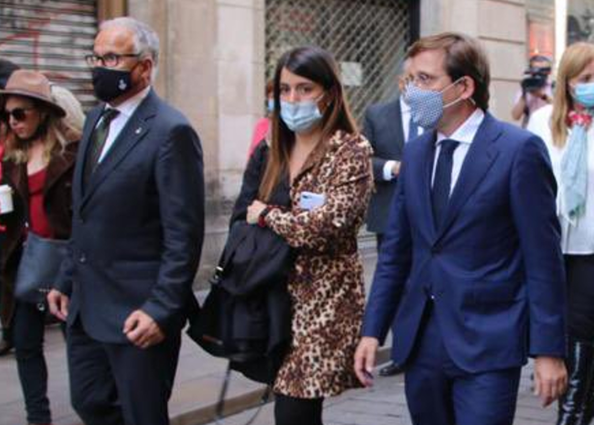 Irene Pardo, flanqueada por Bou (izda) y Almeida (dcha)