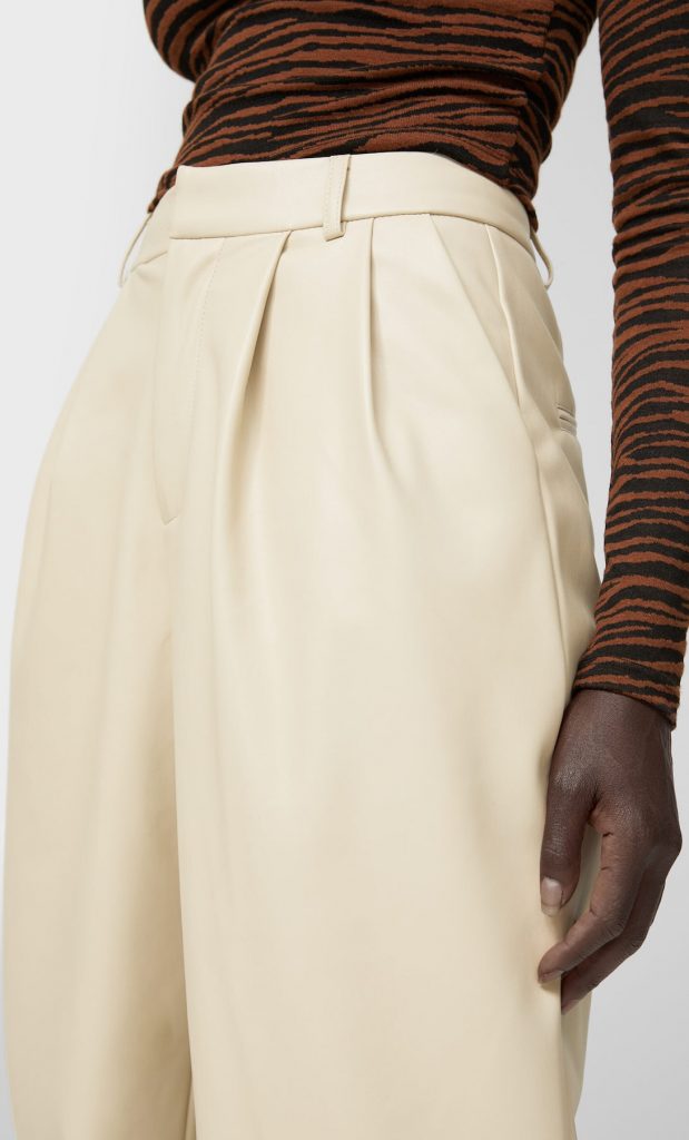 El legging efecto piel de Stradivarius para ir como una diva