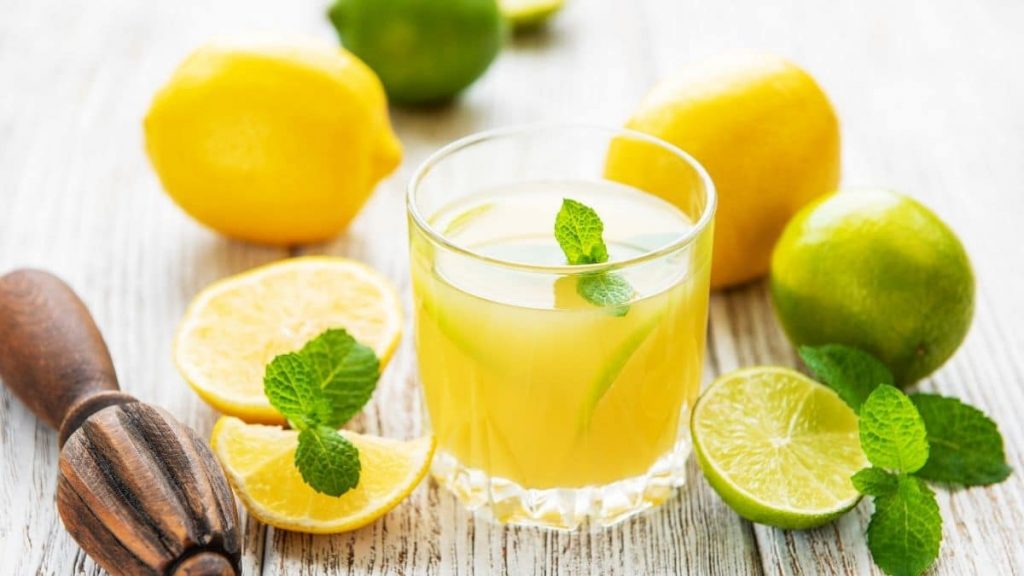 Toma jugo de limón