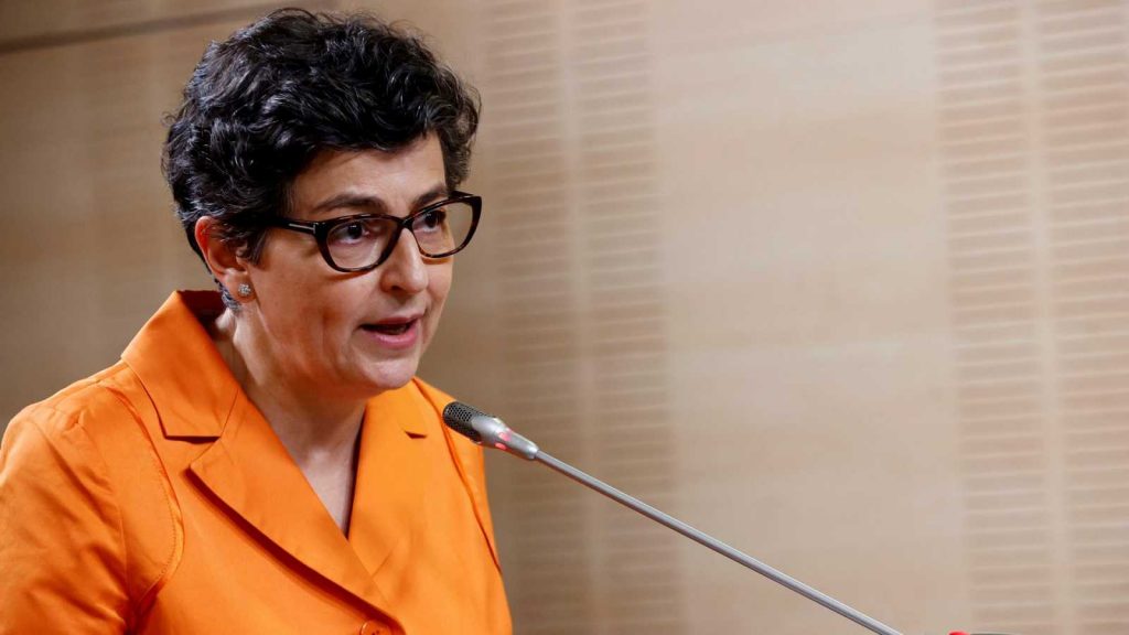 El Gobierno blinda a la exministra González Laya en Red Eléctrica con 100.000 euros 1 Moncloa La exministra de Exteriores Arancha González Laya, de ser fulminada por orden de Marruecos a recalar en el consejor de Red Eléctrica | Fuente: Agencias