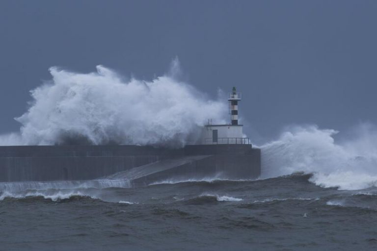 Lluvia, viento y olas ponen este miércoles en riesgo a 7 provincias