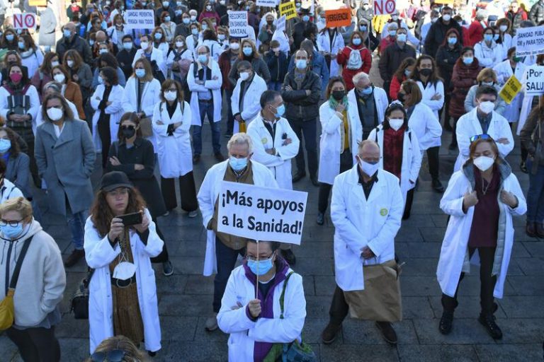 Marea de ‘batas blancas’ en Sol para reclamar más médicos en Atención Primaria en Madrid