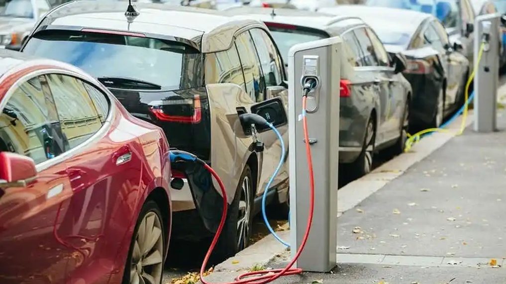 coche eléctrico ayuda