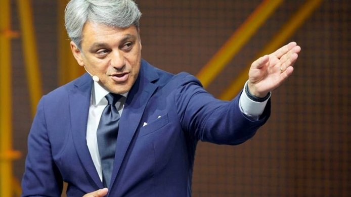 Luca de Meo insta a Bruselas a lograr un gran acuerdo con China: «La regulación aumenta los costes un 40%» 1 Moncloa Luca de Meo, CEO de Renault, más de 50 años enamorado del automóvil | Fuente: Agencias