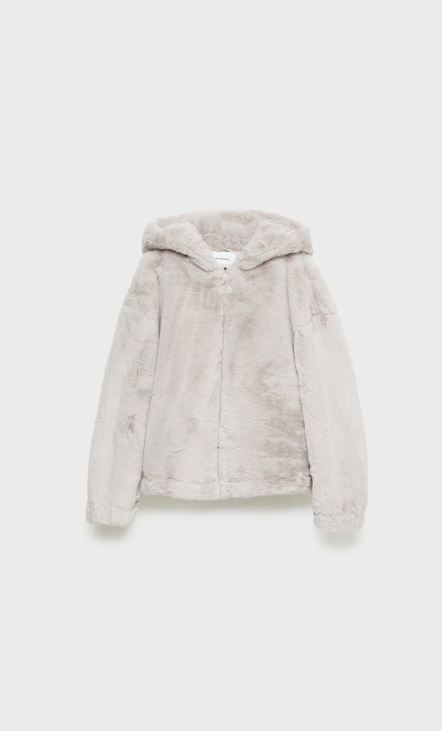 Stradivarius tiene el abrigo de pelo blanco que es tendencia