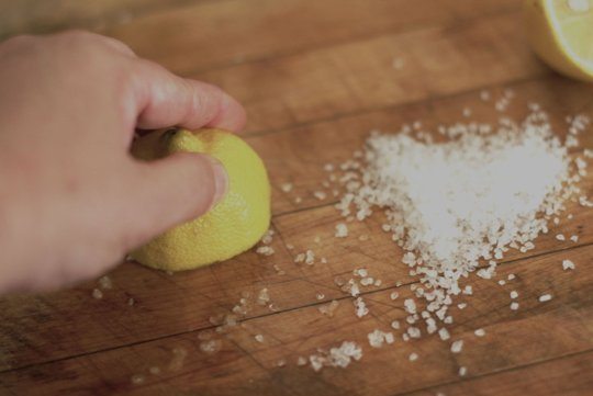 limpiar tabla cocina sal