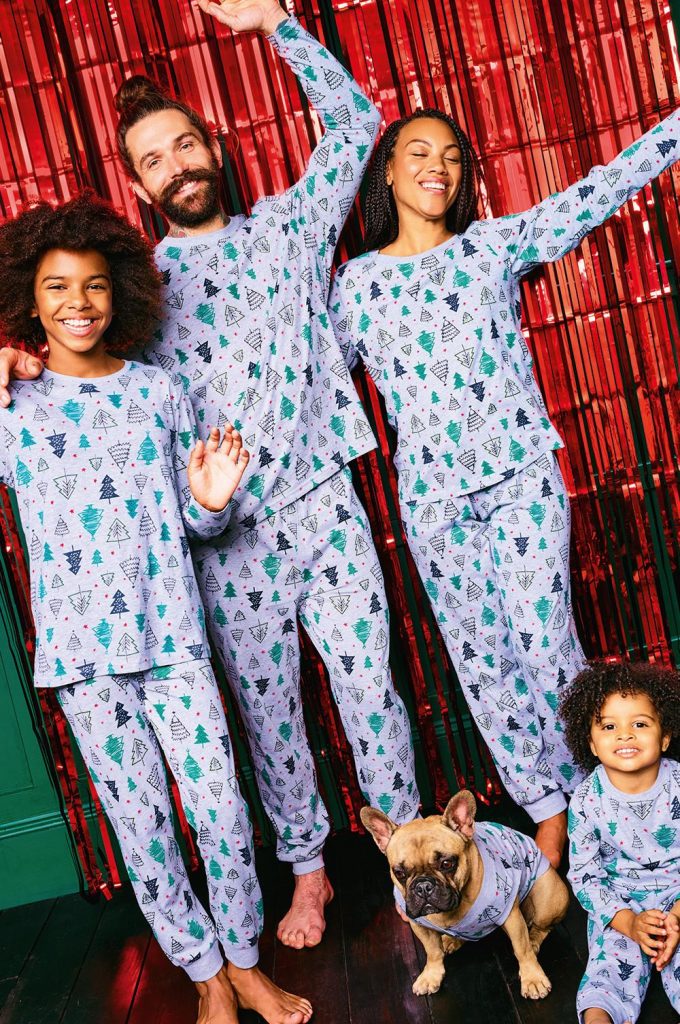 Pijama gris con estampado de árbol de Navidad para adultos Primark