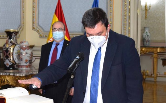 Víctor Francos, jurando el cargo, con Miquel Iceta a su espalda
