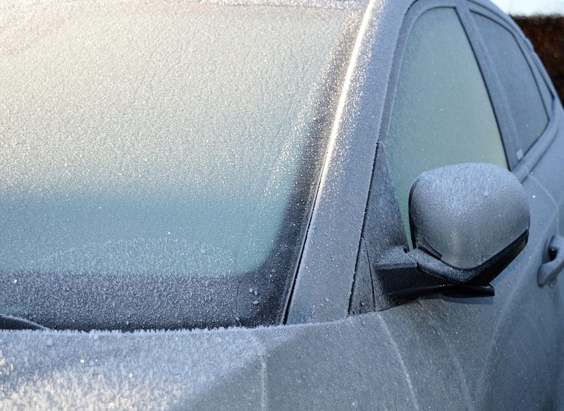 ¿AGUA PARA DESCONGELAR LA LUNA DEL COCHE?