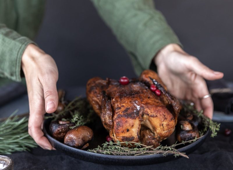 Pollo asado: cómo rellenarlo de lo que te dé la gana esta Navidad